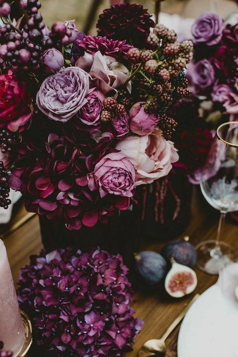 Weddings Decorations Elegant Romantic, Industrial Wedding Decor, Jewel Tone Wedding, Modern Flower Arrangements, Moody Wedding, Elegant Centerpieces, Theme Color, Wedding Decor Elegant, Burgundy Wedding