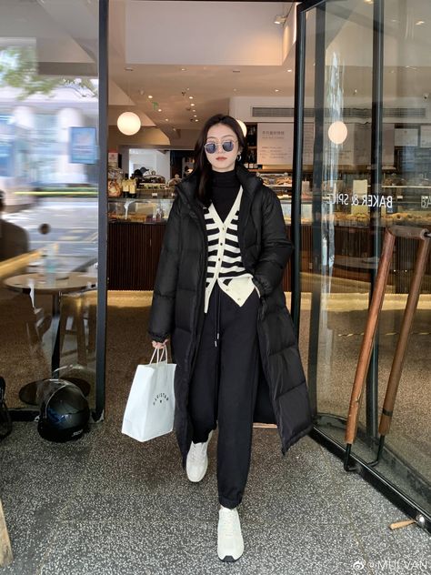 Snow Jacket Outfit, Black Long Puffer Jacket Outfit, Long Puffer Jacket Outfit, Outfit Europe, Trench Coat Winter, Korean Winter Outfits, Japan Winter, Puffer Jacket Outfit, Korean Winter