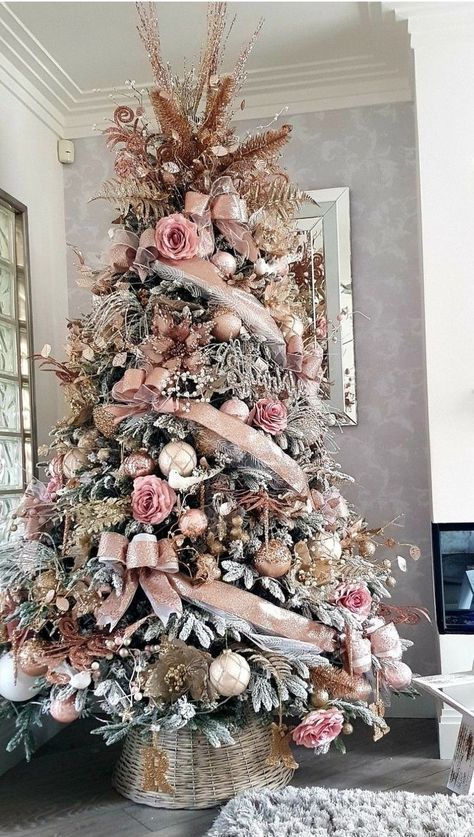 Pink And White Christmas Tree, Classy Christmas Tree, Modern Christmas Decor Ideas, Pink And White Christmas, Pink Christmas Tree Decorations, Glam Christmas Tree, Rose Gold Christmas Tree, Rose Gold Christmas Decorations, Classy Christmas Decor