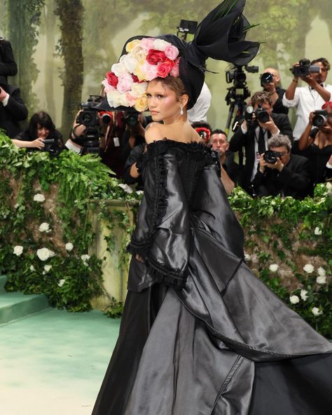 #Zendaya makes a grand re-entrance again in a Givenchy SS96 gown that’s even more striking than the last. Go off Law Roach! #MetGala2024 Zendaya Met Gala, Gala Looks, Fabulous Dresses, Celebrity Makeup, Red Carpet Dresses, Red Carpet Looks, Celebrity Hairstyles, Celebrity Dresses, Vanity Fair