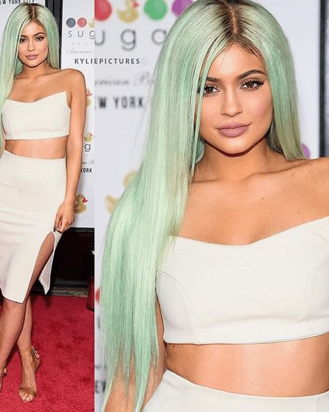 The 10 Best Celebrity Wigs that Kylie Jenner Did Not "Start" - FASHION Magazine Celebrity Wigs, Mint Hair, Blue Wig, Kylie Jenner Style, Magic Hair, Lavender Dresses, Wigs Human Hair, Jenner Style, Beauty Magazine