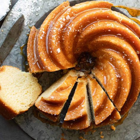 Kentucky Cake, Caramel Kentucky Butter Cake, Salted Caramel Kentucky Butter Cake, Kentucky Butter Cake Recipe, Caramel Butter, Kentucky Butter Cake, Salted Carmel, Salted Caramel Cake, Butter Cake Recipe