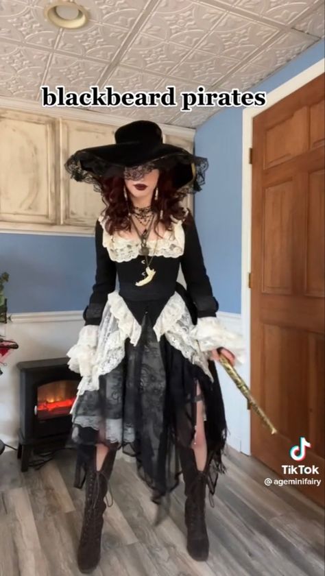 Goth Pirate Outfit, Ghost Pirate Costume, Pirate Cosplay Female, Pirate Ren Faire, Goth Pirate, Pirate Clothes, Caribbean Outfits, Fair Outfit, Ren Faire Outfits