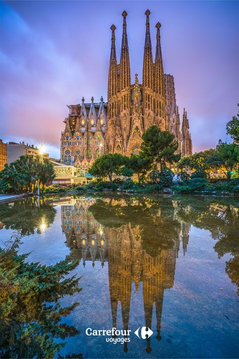 La Sagrada Familia à Barcelone Barcelona Spain, Travel Guide, Travel Tips, The City, Barcelona, Spain, Pool, Water, Travel