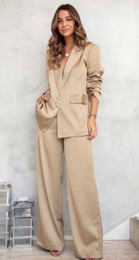 Well suited Officiant Outfit Female Summer, Dressy Pants Outfits For Wedding Guest, Elegant Pants Suits Wedding, Coat Pant For Women, Bridesmaid Suits For Women, Bridesmaid Suits, Women Suits Wedding, Satin Suit, Pant Suits For Women