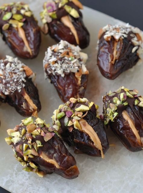 Chocolate Covered Dates, Stuffed Dates, Date Recipes, Desserts Vegan, Guilt Free Dessert, Ramadan Recipes, Healthy Sweets, Healthy Dessert Recipes, Iftar