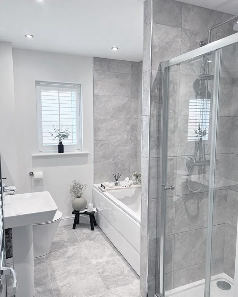 Bathroom Ideas Family, New Build Bathroom Ideas, Light Grey Bathroom Ideas, Bathroom With Shower And Bath, Marble Bathroom Ideas, Bathroom Ideas Grey, Family Bathroom Ideas, Modern Hamptons Style, Light Grey Bathrooms