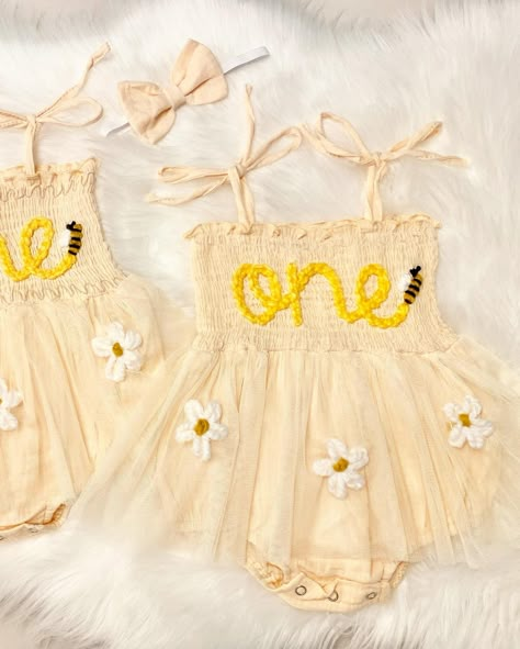 These sweet sets are off to the 🤍🌼🐝1st Bee Day Girls🤍🐝🌼!!! #themodmango #themodmangobabyco #firstbeeday #1stbeeday #firstbirthday #1stbirthday #firstbirthdaydress #1stbirthdaydress #beeday #beedayparty #birthdayoutfit #summerbirthday #honeybee #babyboutique #handembroidered Bee And Daisy Birthday Theme, Bee Themed First Birthday Girl, Bee First Birthday Party Girl, 1st Bee Day, 1st Bee Day Party Ideas Girl, This Chick Is One Birthday, First Birthday Themes Bee, First Bee Day, First Bee Day Outfit