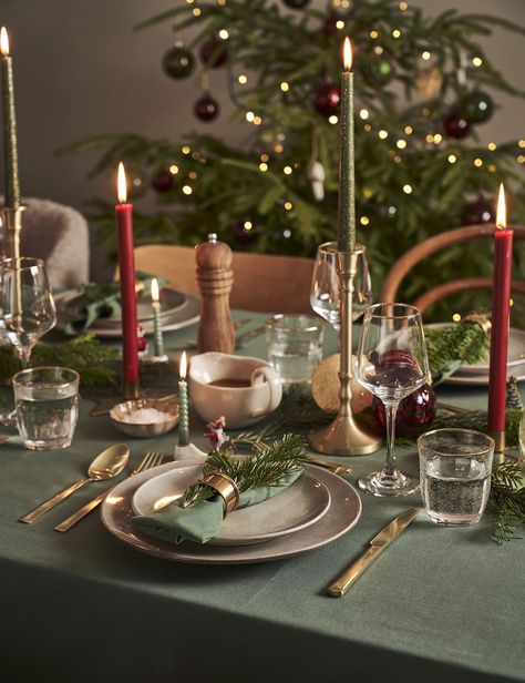 Christmas Table Set Up, Christmas Dinner Decorations, Winter Table Setting, Christmas Dinner Table Settings, Winter Table Decor, Xmas Centerpieces, Christmas Party Table, New Year Table, Christmas Table Setting