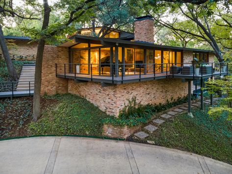 Modern Treehouse, Sleek Fireplace, Homes In Texas, Brick Accent Walls, Brick Steps, House Vibes, Wood Pergola, Midcentury Home, Clerestory Windows