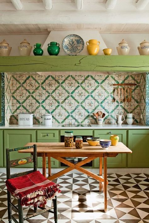 Looking for boho kitchen ideas which may have never crossed your mind? Well, from beautifully, bright backsplash tiles to prominent rustic features, your kitchen will have a more bohemian feel in no time. But we all know it’s the small details which will fill the space with life. Try using a range of brightly coloured dinnerware along with statement glassware to add your own stamp. Or clash your patterned flooring with the tile backsplash to include a bold eye catching feature to the space. Boho Kitchen Ideas, Cocina Shabby Chic, Rustic Party, Kitchen Backsplash Designs, Eclectic Kitchen, Boho Kitchen, Chic Kitchen, Interior Modern, Shabby Chic Kitchen