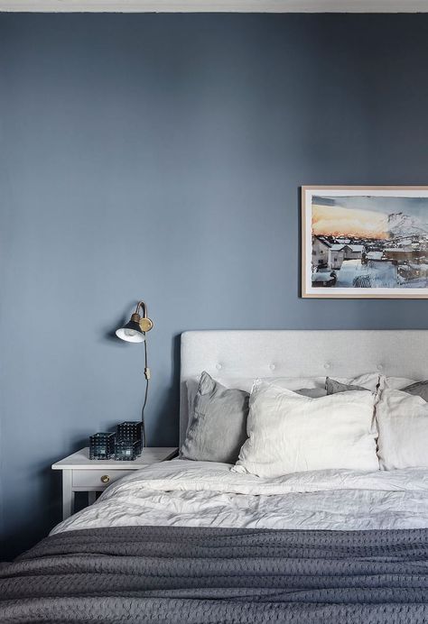 via Coco Lapine Design blog Bedrooms With Blue Walls, Muted Blue Paint, White And Grey Bedding, Bedroom In Blue, Blue And Cream Bedroom, Grey And White Bedding, Beige Headboard, Blue Gray Bedroom, Blue Bedroom Ideas