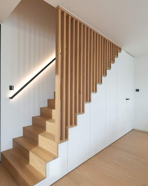 Stairs Design U Shape, Stairs Open On Both Sides, Stair Finishing Ideas, Balastraid Ideas, Stairs Wooden Railing, Dining Room With Staircase, Japandi Staircase, Stair Guardrail, Stairwell Wall Ideas