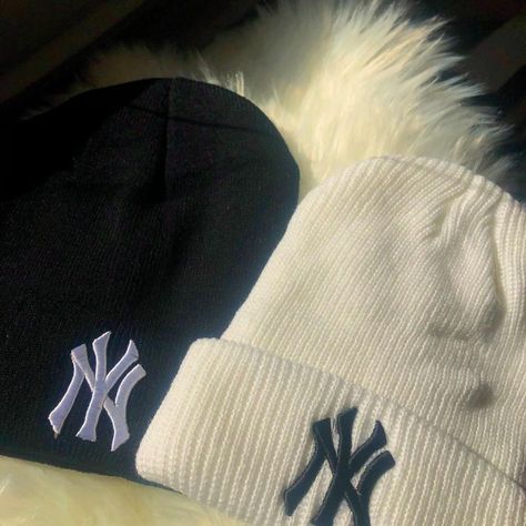 Beanies Aesthetic, Ny Hats, Cute Winter Fits, Summer Swag Outfits, Long Sleeve Shirt Outfits, New Era Beanie, Custom Fitted Hats, Cool Beanies, Comfortable Hoodies