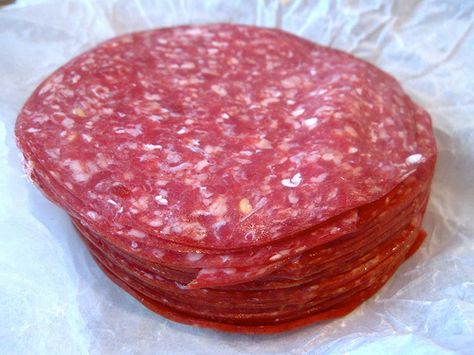 Lebanon bologna Sweet Lebanon Bologna Recipe, Homemade Lunch Meat, Homemade Bologna, Lebanon Bologna, Homemade Salami, Sausage Spices, Bologna Recipes, Preserving Meat, Country Sausage