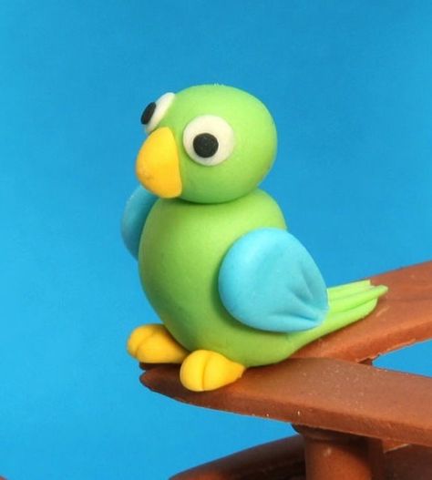 Fondant Parrot, Clay Parrot, Parrot Cake, Cake Decorating Simple, Fimo Diy, Clay Birds, Animal Cupcakes, Fondant Animals, Fondant Cake Toppers