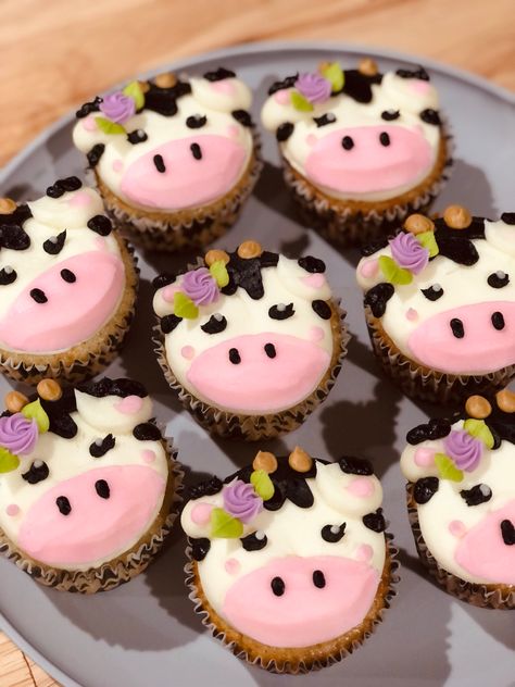 Cow Cupcakes Ideas, Cow Cupcake Cake, Cow Print Cupcakes, Cupcake Animals, Farm Cupcakes, Cupcake Board, Cow Print Birthday, Cow Cupcakes, Cow Birthday Parties