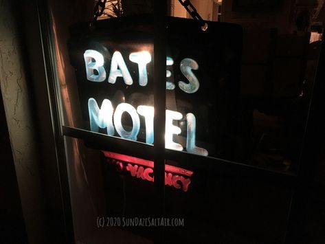 Bates-Motel-Light-Up-Sign-for-Halloween-Home-Decor Neon Window, Movies Must See, Halloween Decor Ideas, Halloween Horror Movies, Bates Motel, Window Signs, Light Up Signs, Horror House, Gothic Wedding