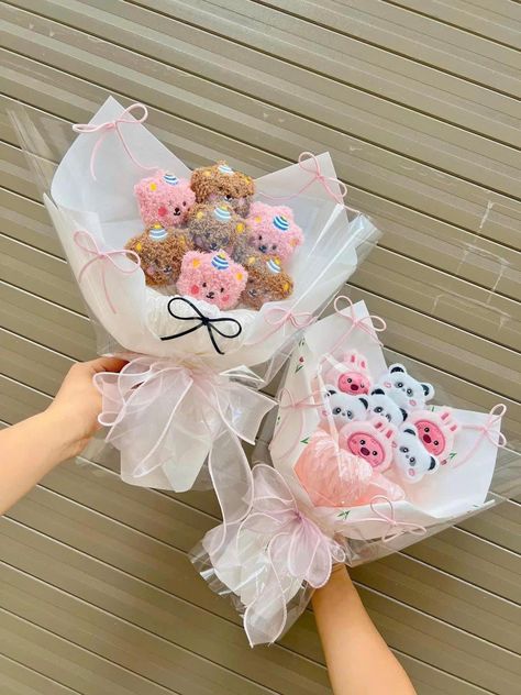 Diy Bouquet Wrap, Flower Bouquet Diy, Pipe Cleaner Crafts, Flower Gift Ideas, Powerpuff Girl, Bouquet Wrap, Club Outfit Ideas, Origami Crafts Diy, Candy Bouquet