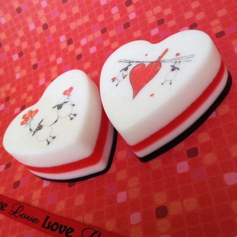 Jabones para el día del amor Alternative Gifts, Vegan Alternatives, Soap Packaging, Vegetable Glycerin, Natural Soap, Soap Making, Valentine Day Gifts, Valentines Day, Soap