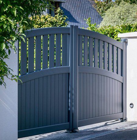 Aluminium Gates Gallery Contemporary Fencing, Front Garden Ideas Driveway, Aluminum Driveway Gates, Contemporary Gates, Garden Ideas Driveway, Garden Gate Design, Gate Lights, Aluminum Doors, House Extension Plans