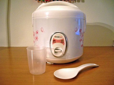 5 Things You Can Make In a Rice Cooker (Other Than Rice) - "We make lentils in the rice cooker using a ratio of 2 parts water to 1 part beans. " Sleep Food, Zojirushi Rice Cooker, Aroma Rice Cooker, Food Basics, Electric Rice Cooker, Crockpot Ideas, Rice Cooker Recipes, Wolfgang Puck, How To Cook Rice