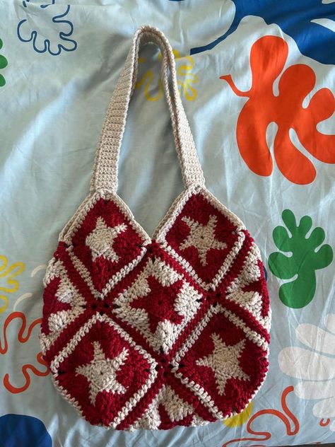 Crochet Star Granny Square Bag Crochet bag granny square #crochetbaggrannysquare #crochet #crochetbag #crochetbags 18.1 Red Granny Square Bag, Where To Find Free Crochet Patterns, Projects Using Granny Squares, Crochet Granny Squares Ideas, Ideas For Granny Squares, Different Kinds Of Granny Squares, Crochet Ideas With Red Yarn, Red And White Crochet Ideas, Tote Bag Crochet Granny Squares