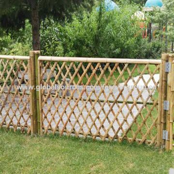 Bamboo Gate Design, Bamboo Diy Projects, Bamboo Garden Fences, Wood Fence Design, Vertical Garden Design, Bamboo House Design, Natural Fence, Bamboo Architecture, Bamboo Garden