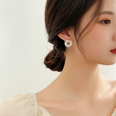 Asian Earrings, Floral Earring, Earring Minimalist, White Earring, Minimalist Earring, Korean Earrings, Asian Jewelry, Flower Earring, White Circle