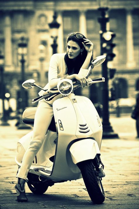 Vespa S, Мотоциклы Cafe Racers, Vespa Girl, Lambretta Scooter, Vespa Lambretta, Vespa Vintage, Scooter Girl, Vespa Scooters, Motor Scooters