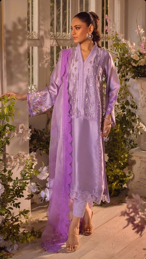 ANNUS ABRAR - Pakistani Designer Dress Organza Dupatta, Dress Indian Style, Silk Pants, Pakistani Designers, How To Iron Clothes, Pakistani Dress Design, Feature Light, Embroidery Details, Long Length