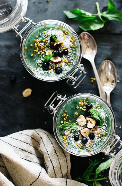 Superfood chia pudding with blueberries, spirulina and bee pollen, loaded with soluble fiber for a good morning cleanse | The Awesome Green Algae Recipes, Botanical Drinks, Spirulina Recipes, Smoothies Vegan, Detox Breakfast, Pudding Chia, Breakfast Yummy, Vegan Breakfasts, Protein Smoothies