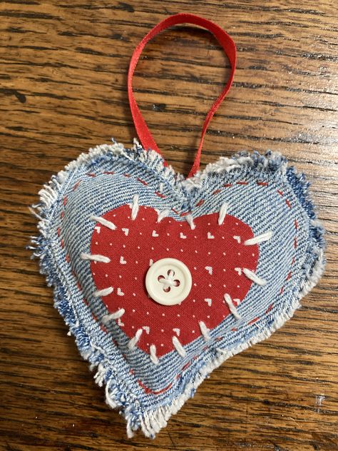 Återvinna Jeans, Heart Project, Quilted Hearts, Heart Quilt Pattern, Denim Crafts Diy, Scrap Fabric Crafts, Blue Jeans Crafts, Quilted Ornaments, Handmade Christmas Crafts