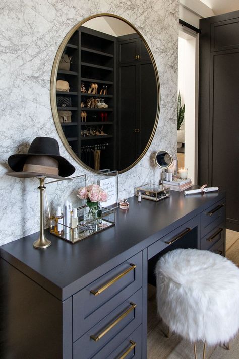 Modern Makeup Vanity Bedroom, Makeup Vanity Modern Luxury, Bedroom Vanity Storage, Vanity Color Ideas Bedroom, Unique Makeup Vanity Ideas, Vanity Dresser Decor, Vanity With Ottoman, Timeless Modern Bedroom, Beauty Table Organization