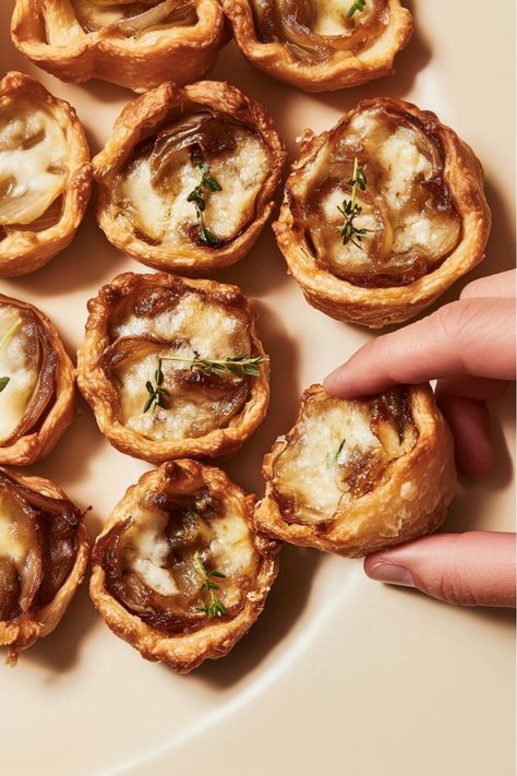 Ultimate Christmas Party Buffet: 29 Easy Christmas Party Food Ideas for a Crowd French Onion Appetizer Bites, Cozy Appetizers, French Onion Soup Bites, Easy Christmas Party Food, Food Ideas For A Crowd, Christmas Party Buffet, Fresh Pumpkin Recipes, Christmas Party Food Ideas, Onion Appetizers