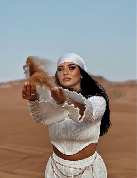 Dubai Dressing Style, 13 Birthday Picture Ideas, Dubai Outfits Ideas, Dubai Photoshoot, Dubai Outfit, Desert Outfit, Dubai Outfits, Travel Photoshoot, Desert Safari Dubai