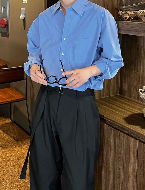 Blue Shirt Outfit Men, Blue Shirt Outfit, Look 80s, Business Attire For Men, Minimalist Fashion Men, Mens Trendy Outfits, Mens Casual Dress Outfits, Men Stylish Dress, Mens Outfit Inspiration