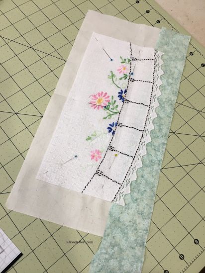 Vintage Quilting Designs, Vintage Linen Quilts, Vintage Linens Repurposed Projects, Rhonda Dort, Vintage Handkerchiefs Crafts, Vintage Embroidery Patterns, Handkerchief Crafts, Vintage Quilts Patterns, Stitching Ideas