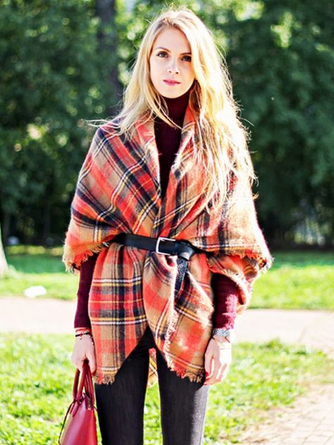 The weather outside is frightful, but your outfit is just delightful! Blanket Scarf Outfit, How To Wear Belts, How To Wear A Blanket Scarf, Mode Tips, Basic Fashion, How To Wear A Scarf, Scarf Outfit, Plaid Shirts, Mode Casual