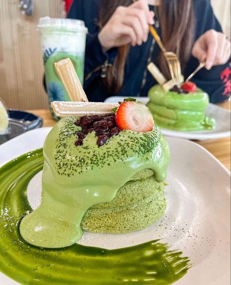 Matcha Souffle Pancakes, Souffle Pancakes Aesthetic, Matcha Souffle, Green Tea Pancakes, Matcha Sweets, Matcha Food, Souffle Pancake, Brunch Pancakes, Soufflé Pancakes