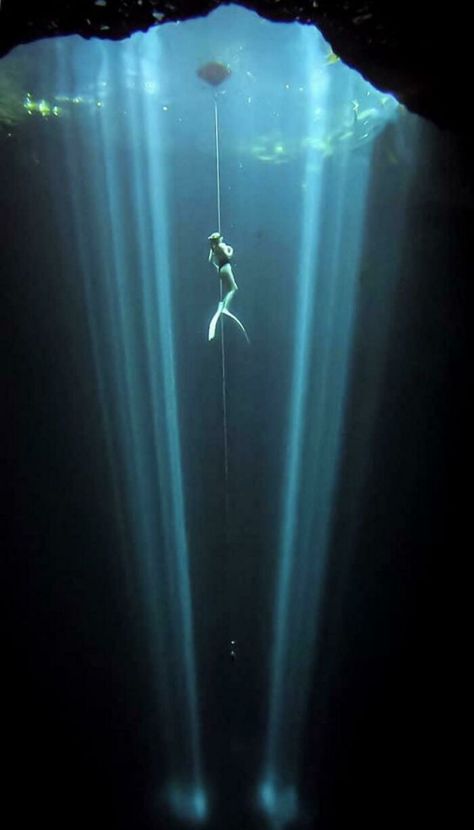 Because All My Friends Say This Photo Of Me Freediving Gives Them The Willies Fear Of Deep Water, Underwater Pics, Scary Ocean, Fear Of Water, Weird Places, Tiny Boat, Ocean Projects, Dark Cave, Infinity Pools