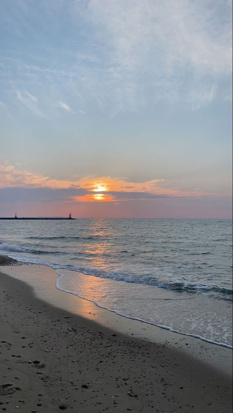 The sumsets in montuak longislabd ny are so pretty Montauk Aesthetic, Manny Santos, Pretty Sunsets, Long Beach Ny, Montauk Ny, Vision Board Manifestation, Thought Quotes, Deep Thought, Beautiful Places Nature