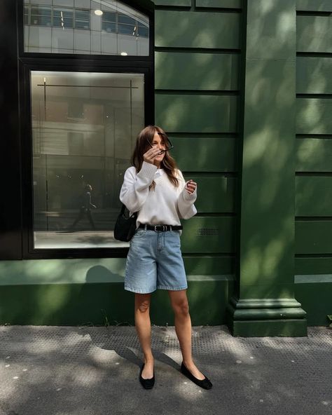 Long Shorts Are Set to Be Huge This Summer—17 Pairs We Really Rate | Who What Wear UK Long Jean Shorts Outfit, Long Denim Shorts Outfit, Street Style Outfits Casual, Long Jean Shorts, Long Denim Shorts, Capri Outfits, Jean Short Outfits, Denim Shorts Outfit, Fall Transition Outfits