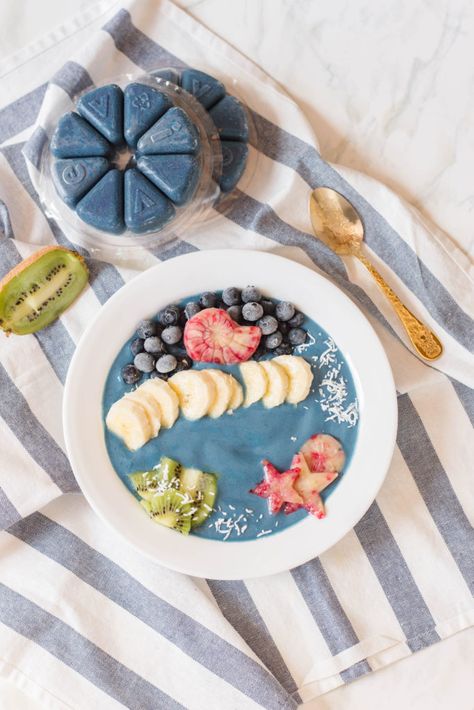 Mermaid Smoothie Bowl Mermaid Smoothie, Smoothie Bowl Ingredients, Ice Cream For Breakfast, Chocolate Chia Pudding, Mermaid Magic, Blueberries Smoothie, Holiday Breakfast, Smoothie Ingredients, Breakfast Meal Prep