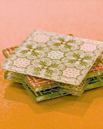 Wallpapered Coasters  Instead of buying fancy coasters, decorate inexpensive glass coasters from outlet stores with scraps of your favorite paper. Wallpaper Crafts, Martha Stewart Crafts, Apt Ideas, Magazine Crafts, Diy Coasters, Leftover Fabric, Tile Coasters, Alcohol Inks, Recycled Crafts