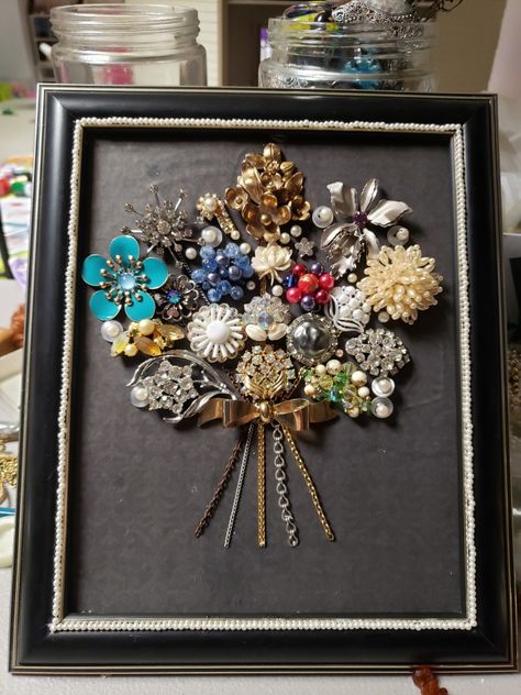 Jewelry Shadow Box, Jewelry Tree Craft, Memory Jewelry, Sentimental Jewelry, Make This, Old Jewelry Crafts, Costume Jewelry Crafts, Framed Jewelry, Vintage Jewelry Ideas