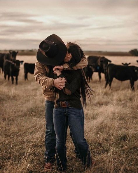 Western Family Photos, Country Couple Photos, Western Couple Photoshoot, Western Engagement Photos, Western Photo Shoots, Country Couple Pictures, Country Engagement Pictures, Cute Country Couples, Western Photoshoot