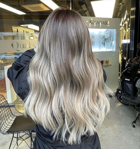 Blonde Hair With Brown Roots, Ash Blonde Hair Balayage, Cool Blonde Hair Colour, Perfect Blonde Hair, Ombre Blond, Balayage Blond, Hair Blond, Cool Blonde Hair, Dark Roots Blonde Hair