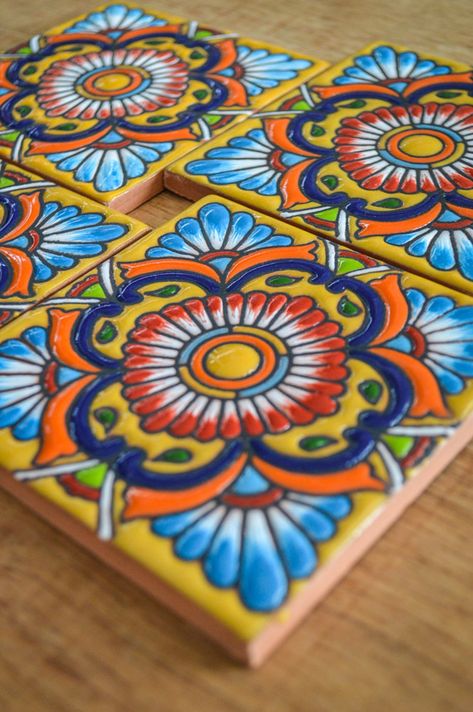 Talavera Backsplash, Talavera Art, Mexican Plates, Mexican Talavera Pottery, Mexican Colors, Mexican Paintings, Mexican Pattern, Mexican Tiles, Tiles Handmade