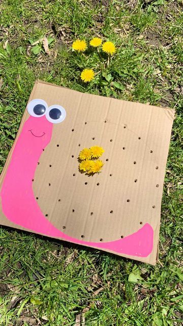 Happy Toddler Playtime on Instagram: "🐌 DANDELION SNAIL CRAFT🐌 Is your lawn covered in these yellow beauties? Try using them in this fun and easy fine motor craft to create an adorable snail! AGE: 2 years + MESS Level: low DIFFICULTY TO CREATE: low SKILLS DEVELOPED: colour recognition, language development, hand-eye coordination, fine motor skills, imaginative play, creativity. _____________ PLaY 🌈CReaTivEly #happytoddlerplaytime"